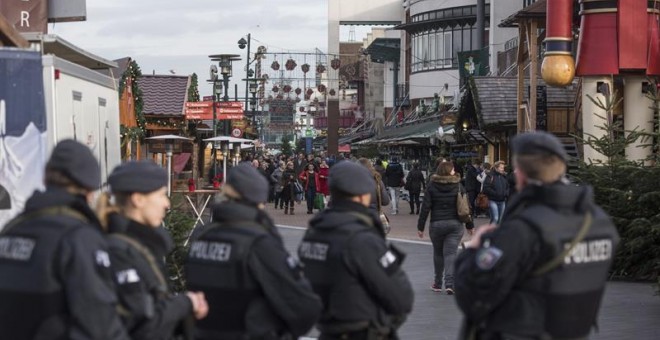 Varios policías vigilan la zona del centro comercial Centro en Oberhausen, Alemania. /EFE