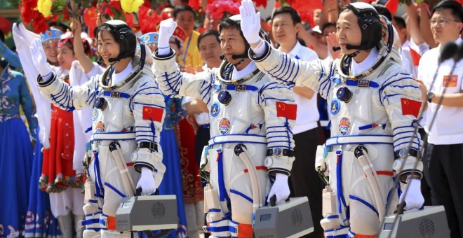 Tres astronautas chinos saludan antes de embarcarse en una misión en junio de 2012. /EFE