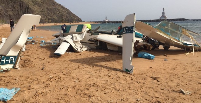 Estado en el que ha quedado la avioneta tras aterrizar en la playa de Tenerife.