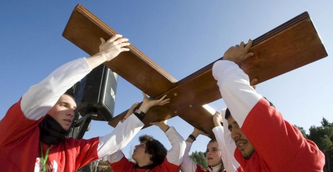 Un grupo de jóvenes de Madrid portan la Cruz de las Jornadas Mundiales de la Juventud. EFE