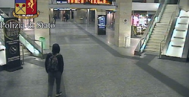 Captura de video facilitada por la policía italiana que muestra a Anis Amri, el tunecino sospechoso de cometer el atentado de Berlín, en la estación central de tren de Turín (Italia) el pasado 23 de diciembre de 2016. EFE/Italian Police Press Office