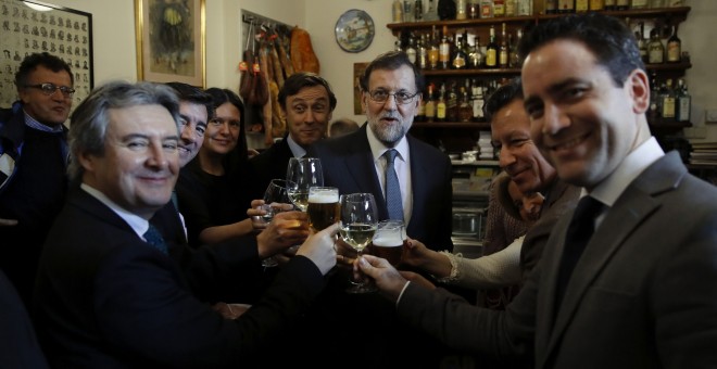 El presidente del Gobierno y del del Partido Popular, Mariano Rajoy,  acompañado de varios diputados de su formación en un bar proximo al Congreso de los Diputados tras la reunión que el grupo parlamentario popular ha celebrado en el cámara Baja. EFE/Juan