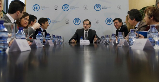 El líder del PP, Mariano Rajoy, preside la reunión que el grupo parlamentario popular ha celebrado en el Congreso. EFE/Juan Carlos Hidalgo