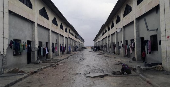 Miles de personas que huyeron de los antiguos barrios en poder de los rebeldes en la ciudad siria de Alepo (norte) permanecen en Yebrín, un pueblo al este, que ha transformado en refugios improvisados para los desplazados. EFE/AK