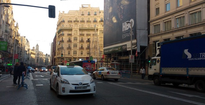 Vista de la Gran Vía esta mañana con escasa afluencia de vehículos. /J. Y.