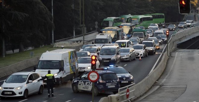 Controles policiales controlando el tránsito de vehículos a la entrada de Madrid a la altura de Moncloa. /EFE