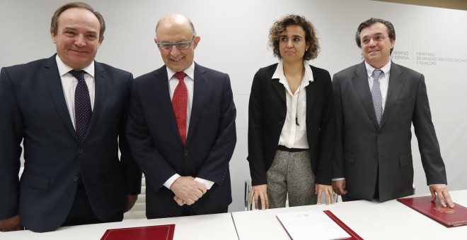 La ministra de Sanidad,Dolors Monstserrat, y el de Hacienda,Cristóbal Montoro, con el presidente de la patronal Farmaindustria, Jesús Acebillo, y el secretario general Sanidad, Javier Castrodeza (i), tras la firma de la renovación por un año del Protocolo