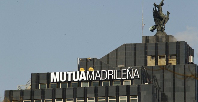 El logo de la aseguradora Mutua Madrileña en su sede del Paseo de la Castellana. E.P.