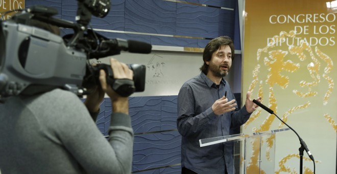 El responsable de Relaciones con la Sociedad Civil de Podemos, Rafael Mayoral, durante la rueda de prensa que ha ofrecido en el Congreso de los Diputados para responder al balance del año que ha hecho el presidente del Gobierno, Mariano Rajoy, en el Palac