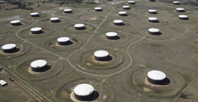 Tanques de almacenamiento de petróleo en la ciudad de Cushing, en el Estado de Oklahoma (EEUU). REUTERS/Nick Oxford