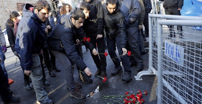 Un grupo de personas colocan flores a las puertas del club 'Reina' de Estambul. /EFE