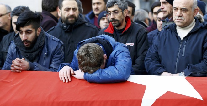 Familiares y amigos de una de las víctimas del terrorista del club 'Reina' en el funeral. /REUTERS