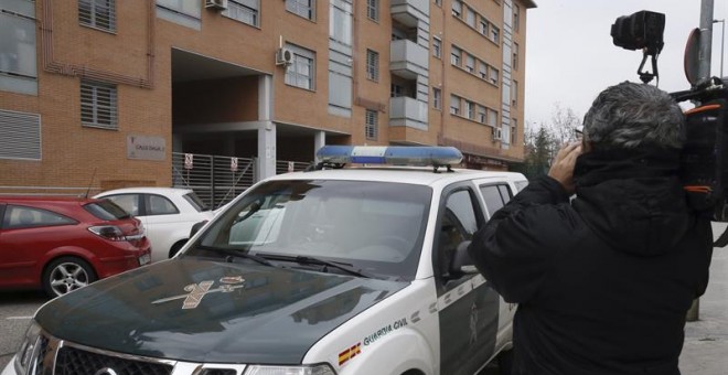 Un cámara graba ante el portal de la vivienda en Rivas-Vaciamadrid en la que una mujer española de 40 años fue apuñalada ayer por su pareja, tras lo que falleció esta madrugada. /EFE