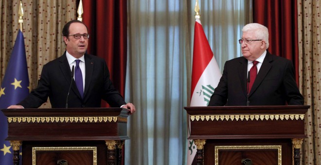 El presidente iraquí Fuad Masum y el presidente francés Francois Hollande, en la conferencia de prensa conjunta que ofrecieron tras su reunión en el palacio presidencial en Bagdad. REUTERS / Christophe Ena / Pool