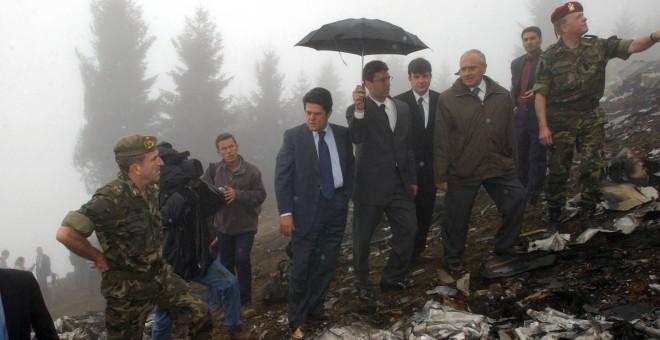 El entonces ministro de Defensa, Federico Trillo, con chaquera azul, en el lugar del accidente, el 27 de mayo de 2003. CHEMA MOYA EFE