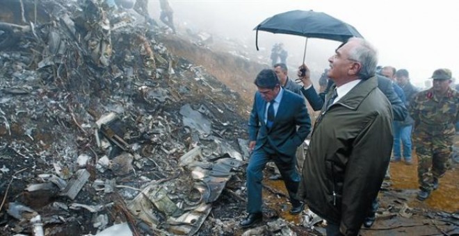 El entonces ministro de Defensa, Federico Trillo, y su homólogo turco, Vecdi Gonul, pisan los restos del Yak-42 , en el monte Pilav, el 27 de mayo del 2003. FATIH SARIBAS | REUTERS