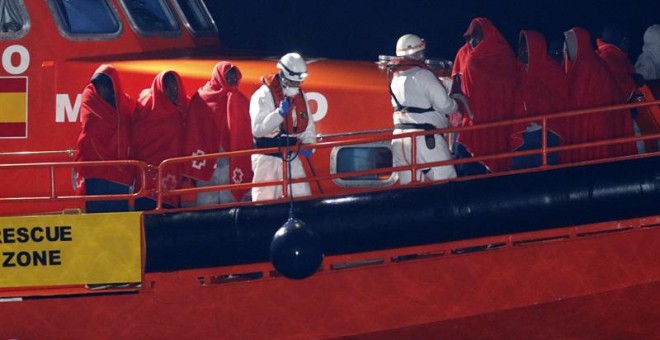 Personal de Salvamento Marítimo y de la Cruz Roja atienden a los 30 migrantes rescatados en el mar del Alborán.-EFE