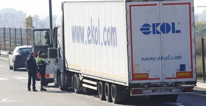 Un mosso detiene un camión en una imagen de archivo. EFE