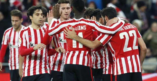 Iñaki Williams celebra con sus compañeros su gol al Barcelona. EFE/Luis Tejido