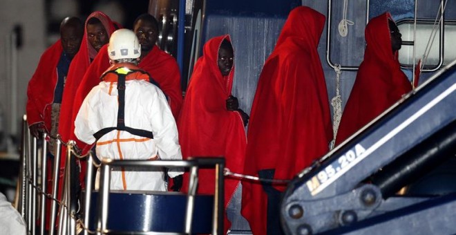 La embarcación 'Guardamar Polimnia' desembarca el pasado día 4 en el puerto de Almería a 32 personas rescatadas al sur del cabo de Gata. EFE/Carlos Barba