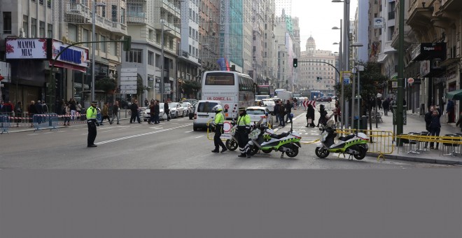 Control de la Policía Municipal madrileña al comienzo de la Gran Vía durante los recientes cortes de tráfico en las fiestas navideñas. E.P.