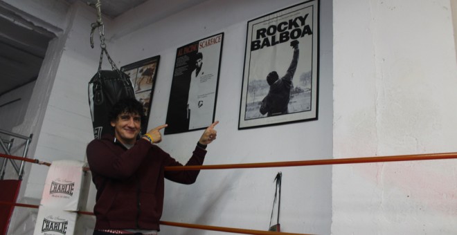 Jero García señala el cartel de la película de Rocky Balboa. /REVISTA ELITE SPORT