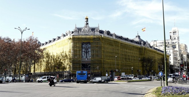 La sede del Banco de España, cubierta de andamios, por las obras de rehabilitación del edificio. E.P.