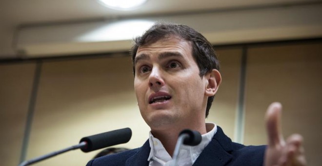 El presidente de Ciudadanos (C?s), Albert Rivera, durante la rueda de prensa ofrecida tras la visita realizada hoy al grupo municipal de la formación naranja en el Ayuntamiento de Madrid. EFE/Luca Piergiovanni