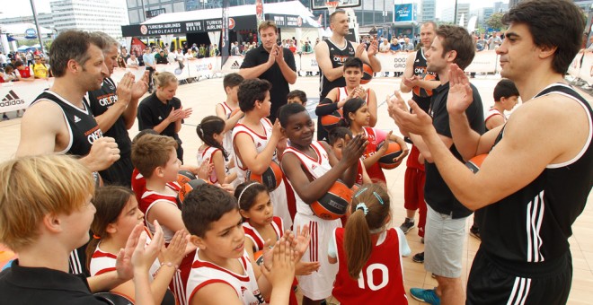 Ex estrellas del baloncesto europeo en un acto junto a niños en la pasada Final Four de Berlín.