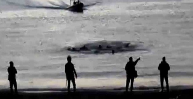 Captura de un vídeo en el que se ve a los inmigrantes tratando de alcanzar la playa de Ceuta y a los guardias civiles de operativo en el que murieron personas ahogadas.