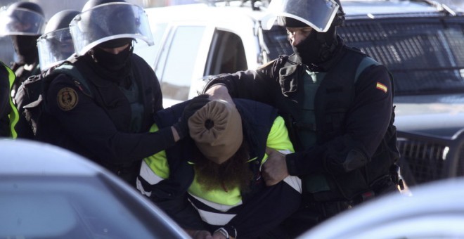 Agentes de la Guardia Civil trasladan a uno de los dos detenidos en la operación contra el terrorismo yihadista en Ceuta. EFE