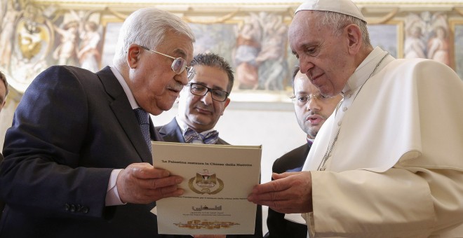 El Papa Frnacisco intercambia regalos con el presidente palestino Mahmoud Abás durante su encuentro en el Vaticano. / REUTERS