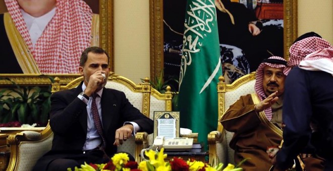Felipe VI, recibido por el príncipe Faisal Bin Bandar Bin Abdulaziz Al-Saud. EFE/Ballesteros