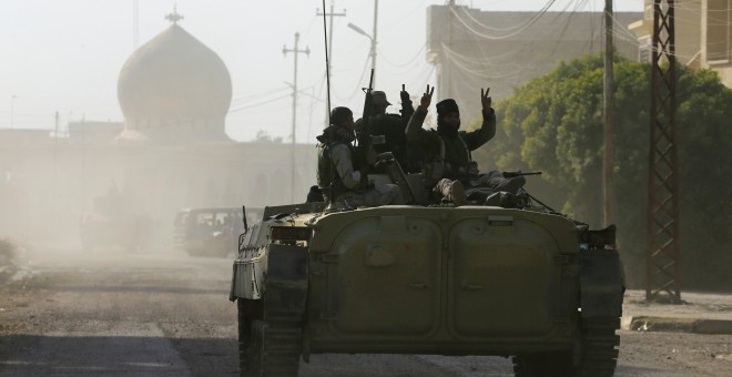 Soldados del Ejército iraquí celebran la toma de un barrio de la ciudad.- REUTERS/Alaa Al-Marjani