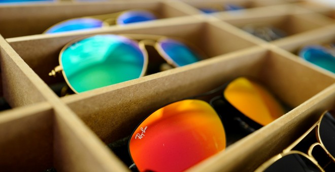Gafas de sol de la marca Ray Ban, de la firma Luxottica, expuestas en el escaparate de una óptica en la localidad alemana de  owned brand, are on display at an optician shop in Hanau. REUTERS/Kai Pfaffenbach