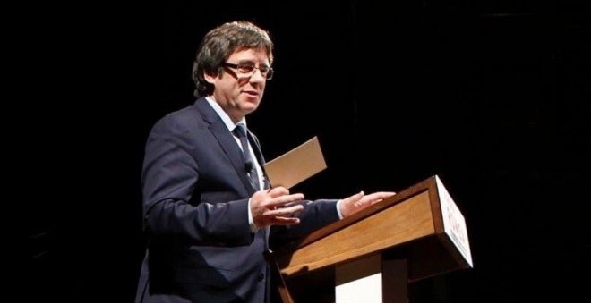 El president de la Generalitat, Carles Puigdemont, durant la seva conferència al Teatre Romea de Barcelona. EFE/Alejandro García