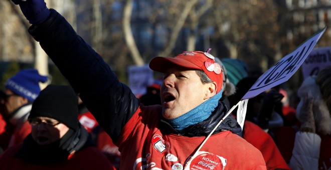 Trabajadores de Coca-Cola reclaman justicia frente al Tribunal Supremo. EFE/Sergio Barrenechea