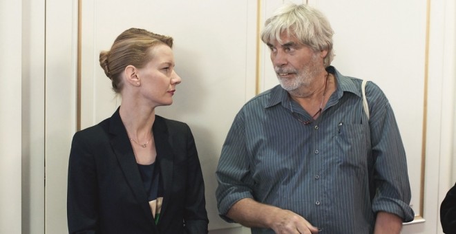 Fotograma de la película Toni Erdman que tiene como protagonistas a Peter Simonischek y Sandra Hüller