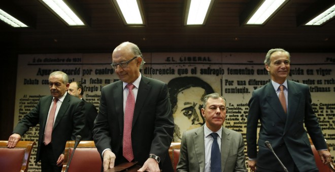 El ministro de Hacienda, Cristóbal Montoro, junto al presidente de la Comisión de Hacienda el Senado, José Luis Sanz, al comienzo de su comparecencia en la Cámara Alta. EFE/Mariscal