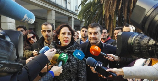 La diputada estatal IU, Eva García Sempere, el coordinador general de IU Andalucía, Antonio Maíllo, y el también diputado estatal, Miguel Ángel Bustamante, atienden a los medios en las puertas de la Fiscalía de Sevilla.