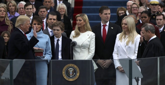 El presidente del Tribunal Supremo de EEUU, John Roberts, toma juramento a Donald Trump como nuevo presidente de EEUU. REUTERS/Carlos Barria