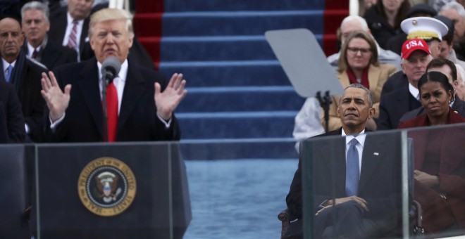 El presidente saliente Barack Obama escucha a Donald Trump durante su primer discurso tras la toma de posesión como presidente de los EEUU. REUTERS/Carlos Barria