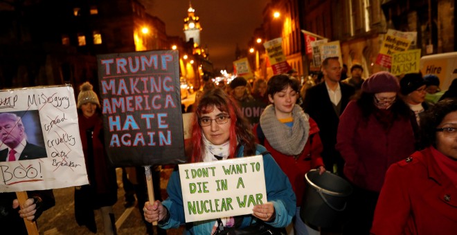 Activistas protestan contra la toma de posesión de Donald Trump en Washington. REUTERS