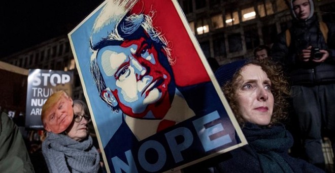 Manifestantes protestan contra la investidura del presidente estadounidense, Donald Trump, frente a la embajada de Estados Unidos en Londres, Reino Unido, hoy, 20 de enero de 2017. EFE