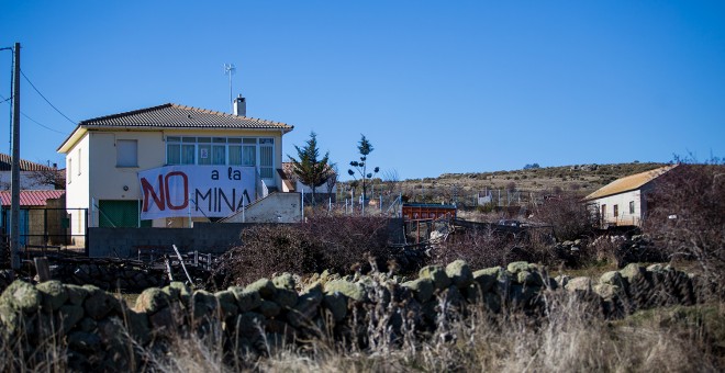 Una pancarta contra la mina en una casa de la Sierra de Ávila. REPORTAJE FOTOGRÁFICO: JAIRO VARGAS