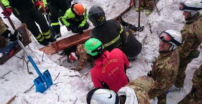 Personal de auxilio realiza una operación de rescate en la zona cerca del hotel Rigopiano en Farindola, Italia. EFE/Stringer