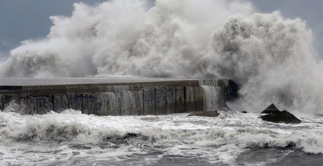 El temporal marítimo que afecta al litoral catalán ha dejado en las últimas horas olas de hasta 8 metros de altura en Barcelona y ha causado algunos daños en algunas playas. - EFE