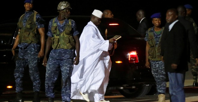 Yahya Jammeh, en el aeropuerto de Banjul, antes de coger el avión que le llevará a su exilio en Guinea Conakry. - REUTERS