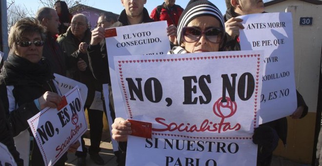 Un grupo de manifestantes recibieron a Susana Díaz entre abucheos y gritos de 'no es no'. - EFE