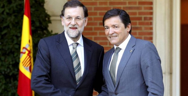 El presidente del PP, Mariano Rajoy, con el presidente de la Gestora del PSOE, Javier Fernández, en un encuentro en Moncloa. Archivo EFE
